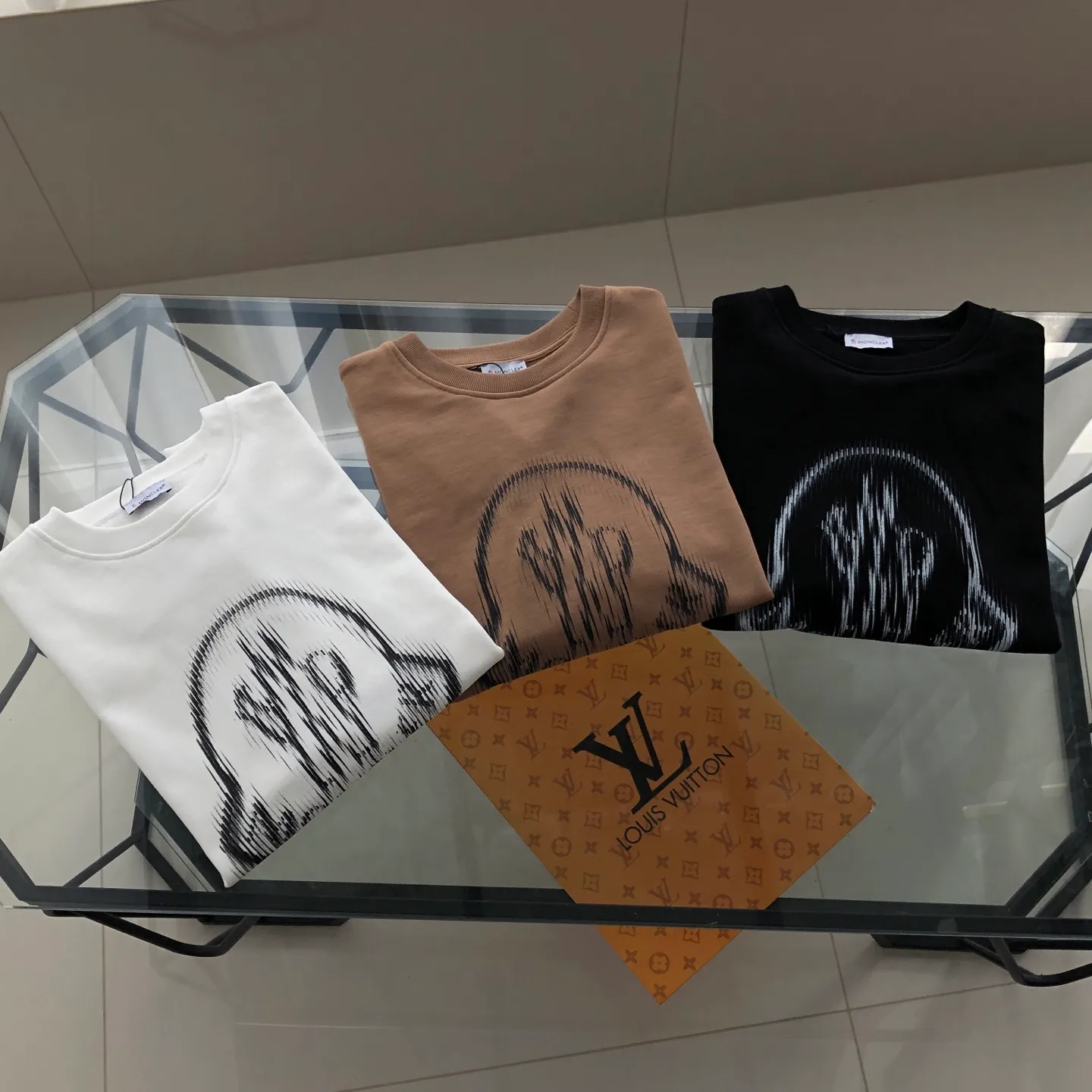 Moncler/ 2026 New Arrival logo ⚠️ ⚠️ Quality⚠️ Same Style 420g logo Versatile Same Style ：Black White Khaki Size ：XS ~ L XS ： 59.5 114 69.5 53 S ： 61.5 118 71 54.5 M ： 63.5 122 72.5 55.5 L ： 65.5 126 74 56.5